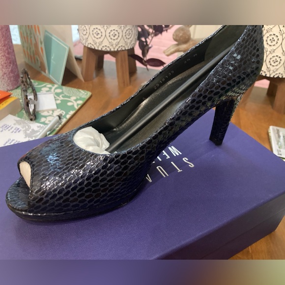 Stuart Weitzman Logo Plainfield Navy Snake Embossed size 9.5 - Picture 3 of 4